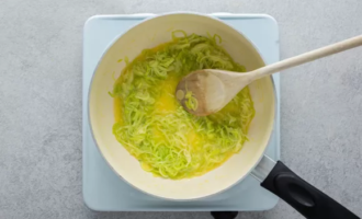 в масло добавляем лук