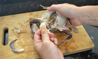 удаляем внутренности краба
