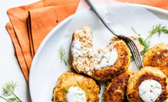 готовые котлеты из рыбных консервов с соусом