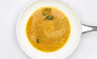 добавляем воду и соус