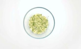 смешиваем зелень и сухари